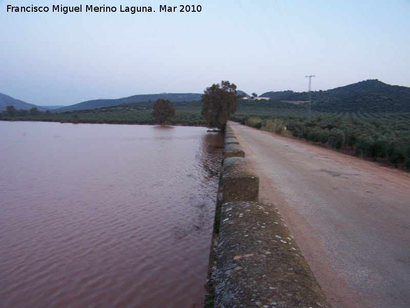 Pantano del Guadaln - Pantano del Guadaln. Pantano hasta la carretera