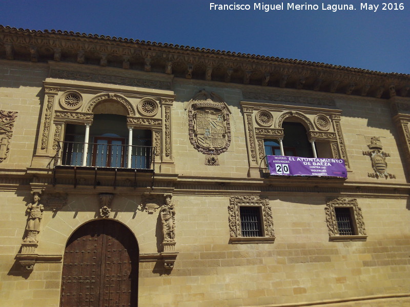 Ayuntamiento de Baeza - Ayuntamiento de Baeza. Parte central de la fachada