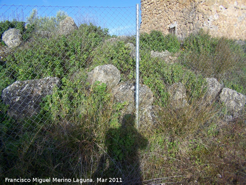 Oppidum de Torrevieja - Oppidum de Torrevieja. Muralla ciclpea este con la torre al fondo