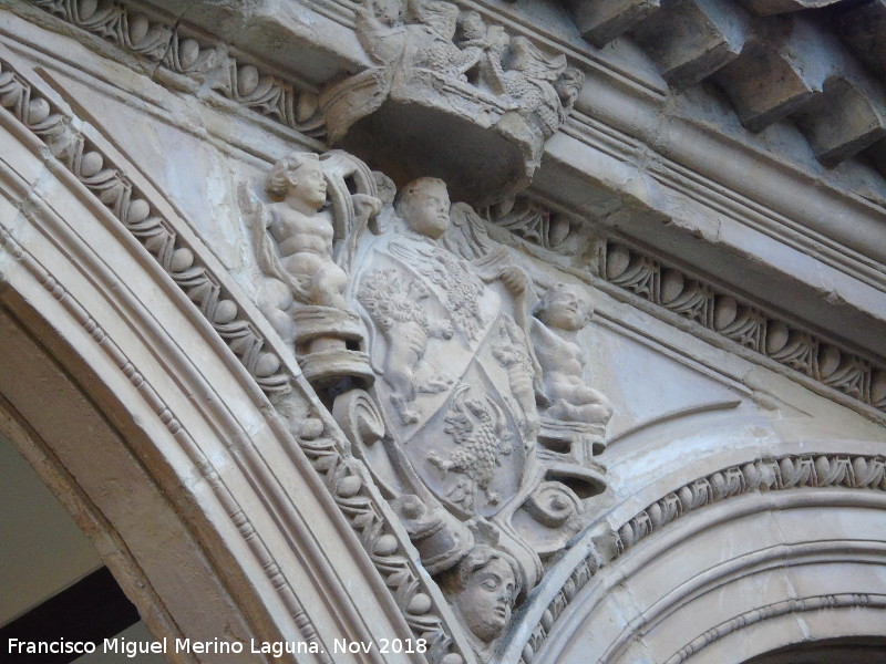 Palacio de Jabalquinto - Palacio de Jabalquinto. Escudo del patio