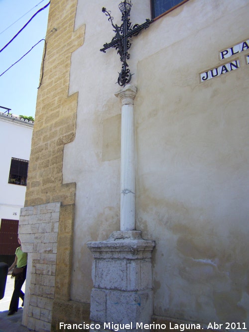 Cruces de la Plaza Juan XXIII - Cruces de la Plaza Juan XXIII. Cruz adosasa