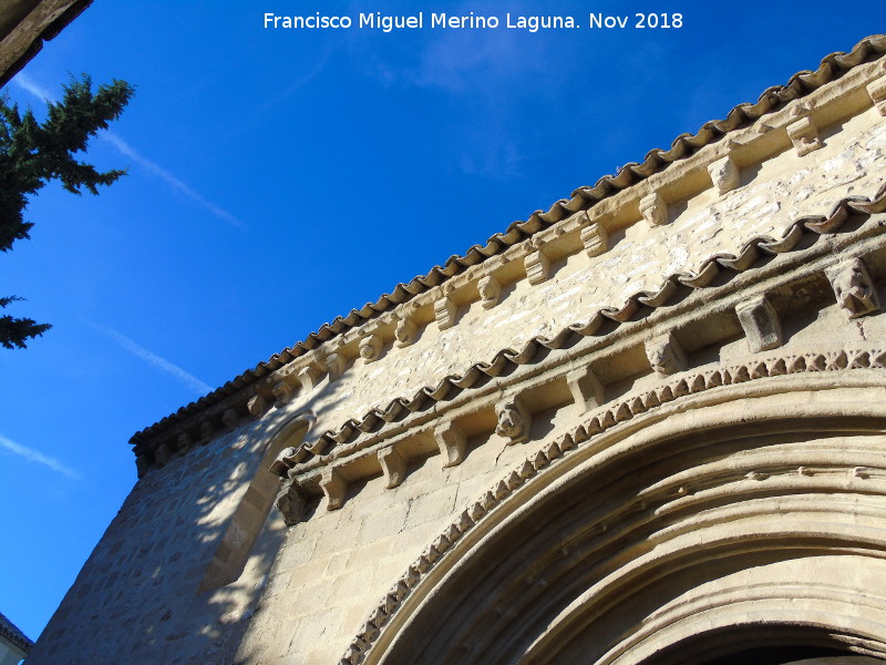 Iglesia de la Santa Cruz - Iglesia de la Santa Cruz. Canecillos del alero lateral