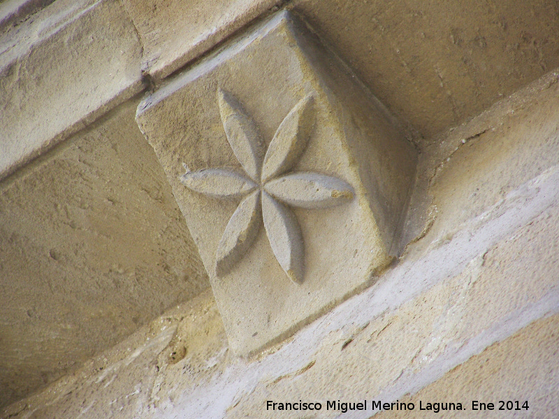 Iglesia de la Santa Cruz - Iglesia de la Santa Cruz. Canecillo de la portada principal