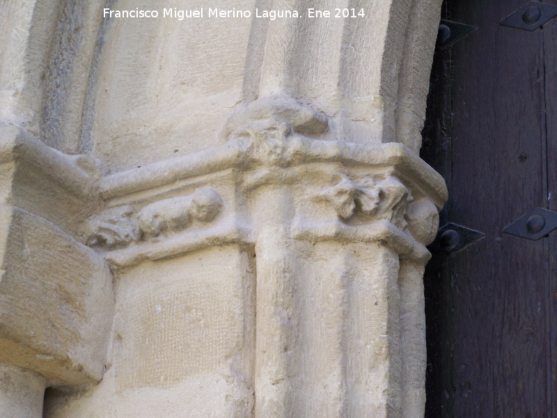 Iglesia de la Santa Cruz - Iglesia de la Santa Cruz. Pequeo friso decorativo izquierdo de la portada principal