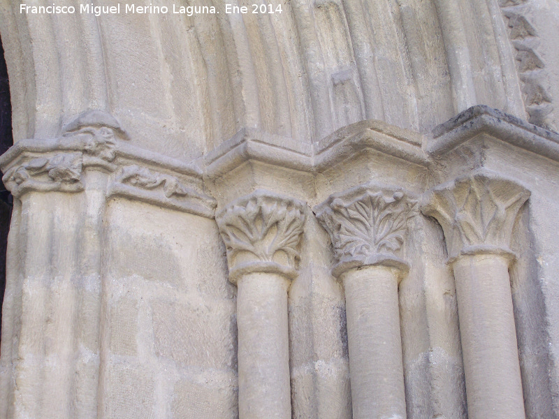 Iglesia de la Santa Cruz - Iglesia de la Santa Cruz. Friso y capiteles derechos de la portada principal