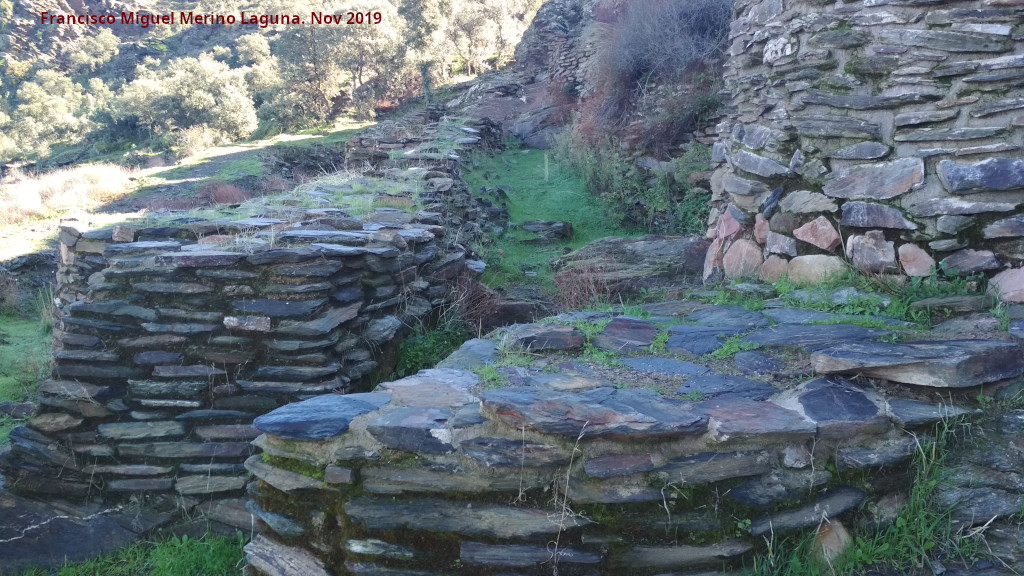 Pealosa - Pealosa. Pasillo entre el antemuro y la muralla