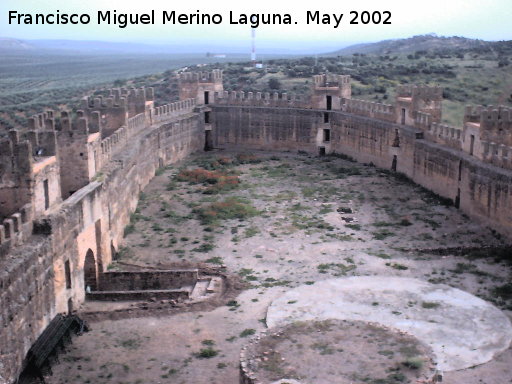 Castillo de Baos de la Encina - Castillo de Baos de la Encina. Patio de armas