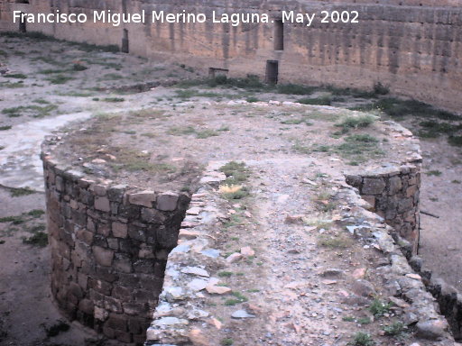 Castillo de Baos de la Encina - Castillo de Baos de la Encina. Torren circular desmochado y muro que cerraba el alcazarejo