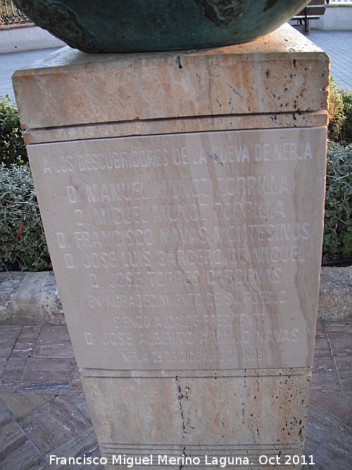 Estatua a los Descubridores de la Cueva de Nerja - Estatua a los Descubridores de la Cueva de Nerja. Placa