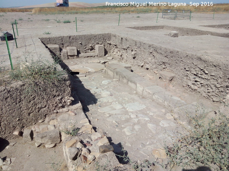 Cstulo. Gran Templo - Cstulo. Gran Templo. Calle lateral y muro del macellum