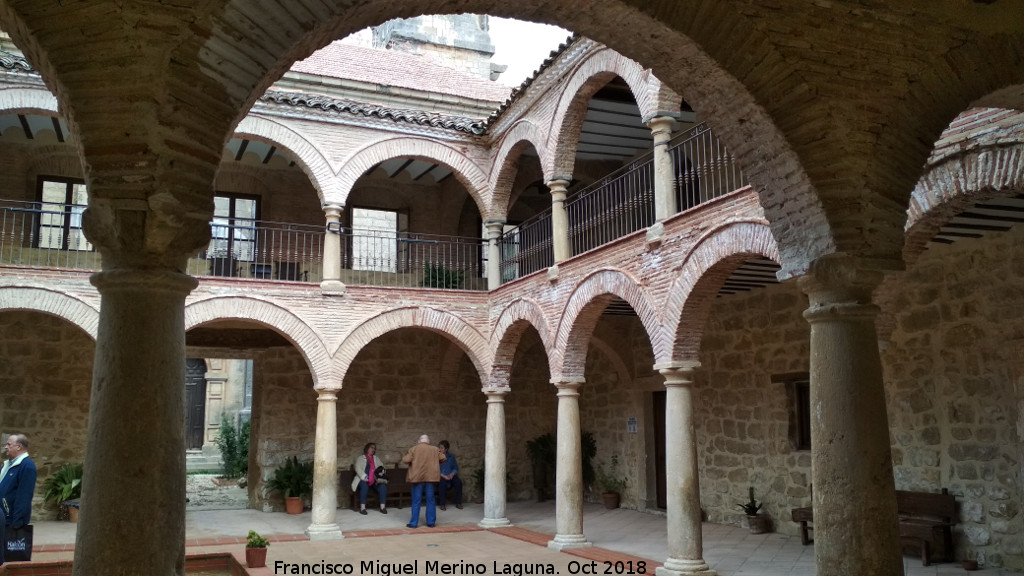 Colegiata de Santiago - Colegiata de Santiago. Patio