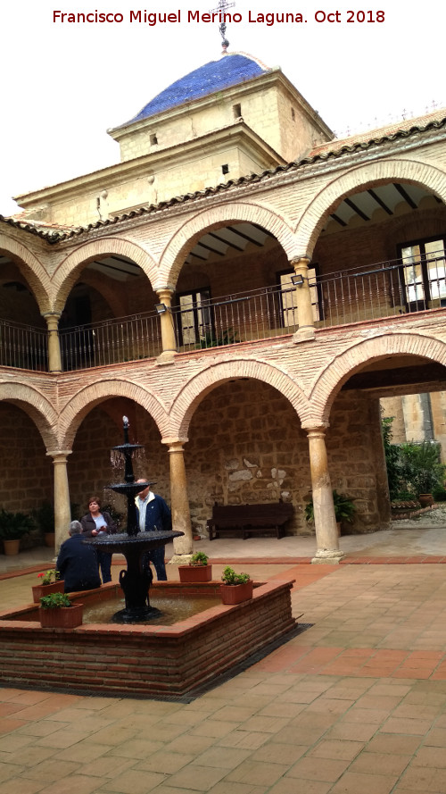 Colegiata de Santiago - Colegiata de Santiago. Patio