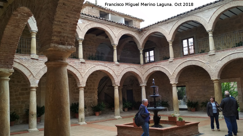 Colegiata de Santiago - Colegiata de Santiago. Patio