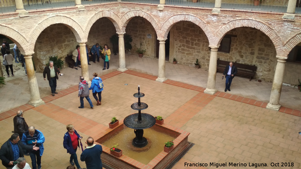 Colegiata de Santiago - Colegiata de Santiago. Patio