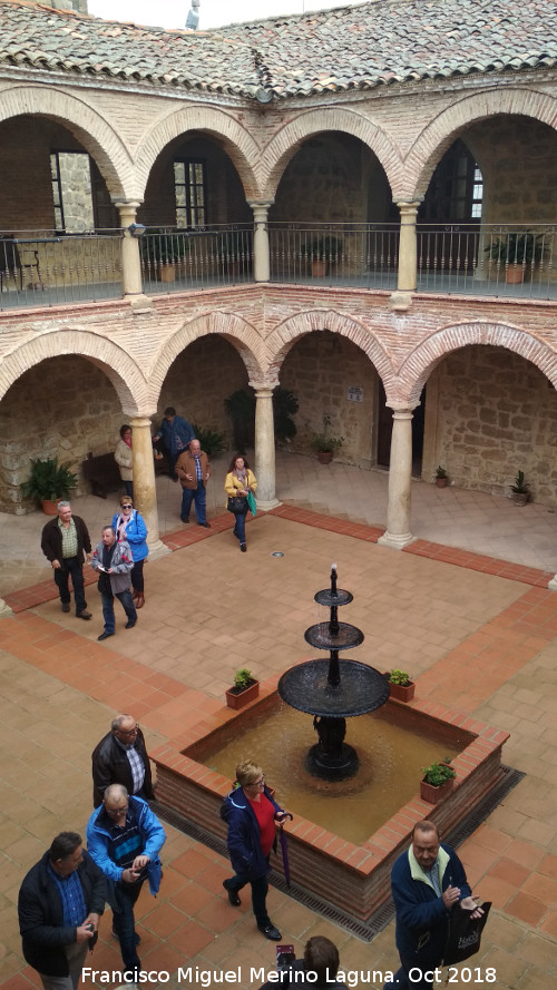 Colegiata de Santiago - Colegiata de Santiago. Patio