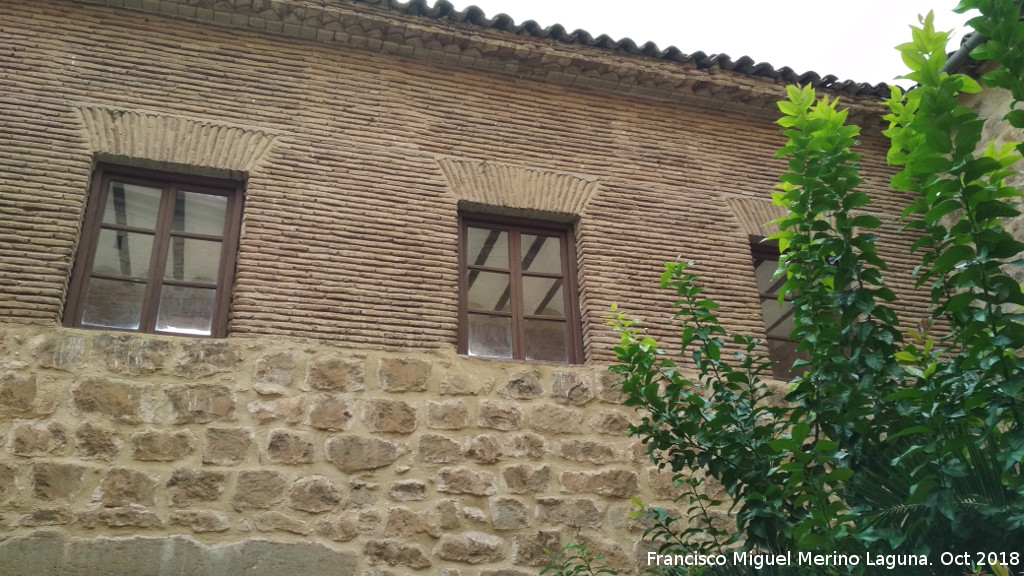 Colegiata de Santiago - Colegiata de Santiago. Pared de ladrillo