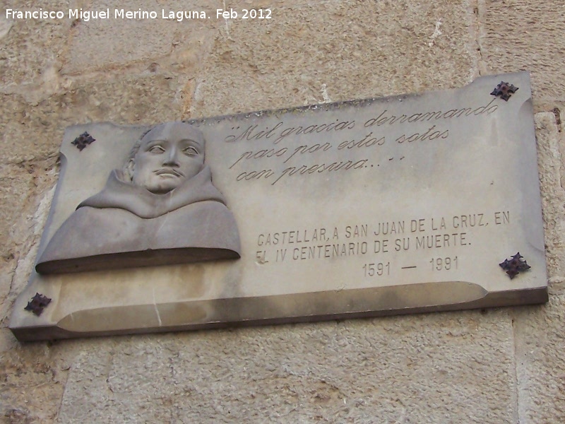 Colegiata de Santiago - Colegiata de Santiago. Placa en honor de San Juan de la Cruz