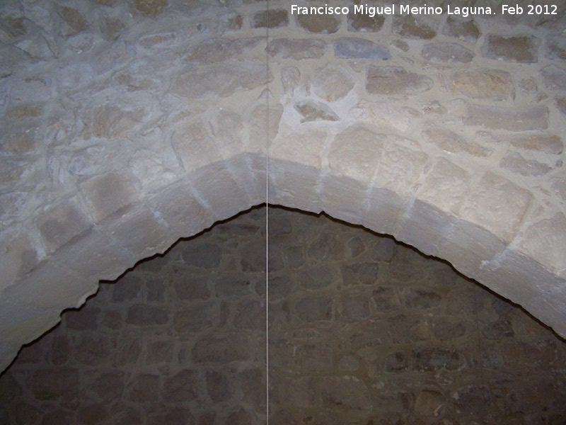 Castillo de Pallars - Castillo de Pallars. Siguiente Arco apuntado del interior del castillo, divide la planta baja en dos salas