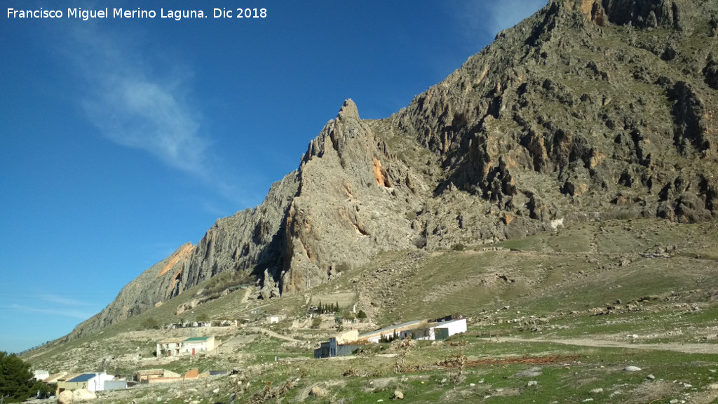 Cerro Cuevas del Aire - Cerro Cuevas del Aire. Paredes rocosas que dan a Bedmar