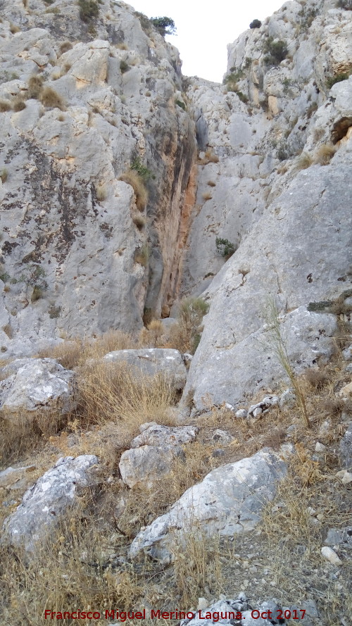 Cerro Cuevas del Aire - Cerro Cuevas del Aire. Paredes rocosas que dan a Bedmar