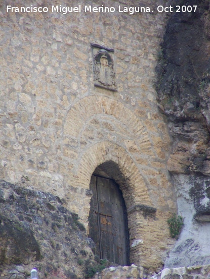 Castillo de la Yedra - Castillo de la Yedra. Puerta de Acceso al segundo recinto con el escudo del obispo