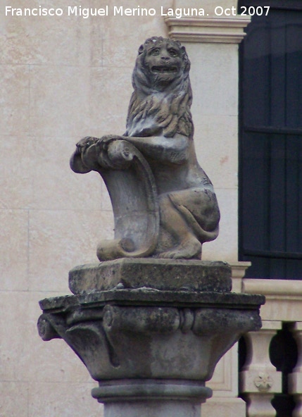 Palacio de las Cadenas - Palacio de las Cadenas. Len izquierdo