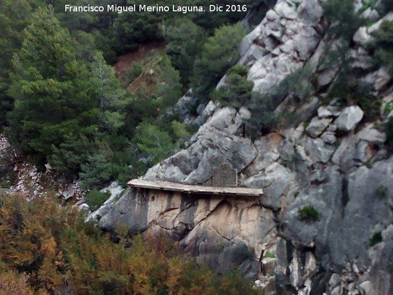 Caminito del Rey - Caminito del Rey. Restos del antiguo camino con placa a la altura de la Presa Chica del Gaitanejo