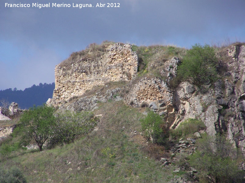 Castelln de Cazalla - Castelln de Cazalla. Murallas y puerta de acceso