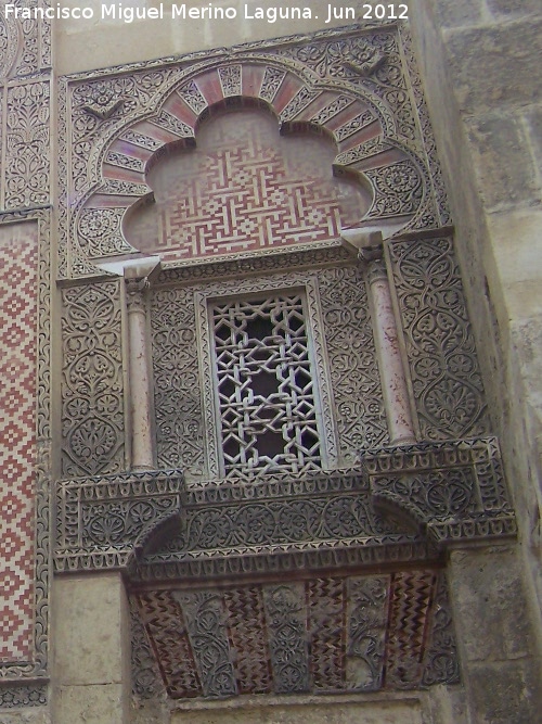 Mezquita Catedral. Puerta del Espritu Santo - Mezquita Catedral. Puerta del Espritu Santo. Ventana derecha