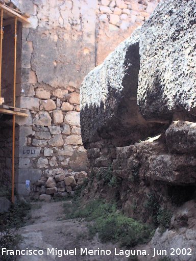 Castillo de los Duques de Alburquerque - Castillo de los Duques de Alburquerque. Pared del aljibe y pasillo paralelo a la fachada