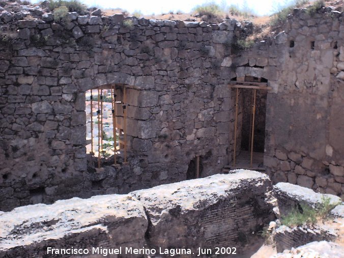 Castillo de los Duques de Alburquerque - Castillo de los Duques de Alburquerque. Ventana superior de la fachada desde los muros del aljibe