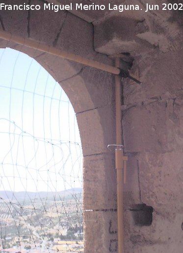 Castillo de los Duques de Alburquerque - Castillo de los Duques de Alburquerque. Detalle de la bisagra y tranca de la puerta