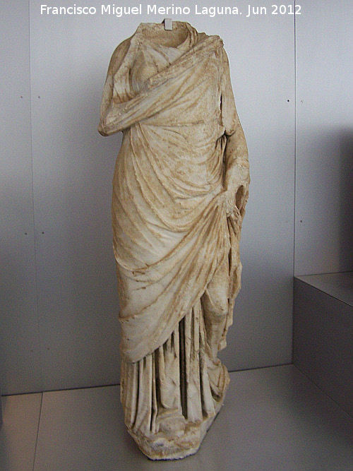 Baelo Claudia. Puerta de Carteia - Baelo Claudia. Puerta de Carteia. Estatua de dama o diosa con palla y stola. Mrmol siglo I d.C. Museo de Baelo Claudia