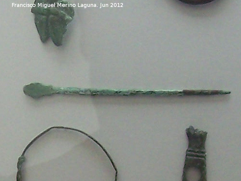Baelo Claudia. Necrpolis - Baelo Claudia. Necrpolis. Punzn de bronce. Siglos I-II d.C. Museo de Baelo Claudia