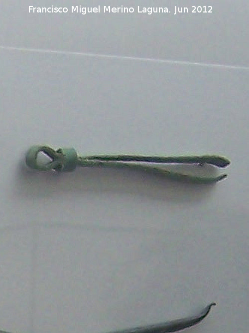 Baelo Claudia. Necrpolis - Baelo Claudia. Necrpolis. Pinzas de bronce. Siglos I-II d.C. Museo de Baelo Claudia