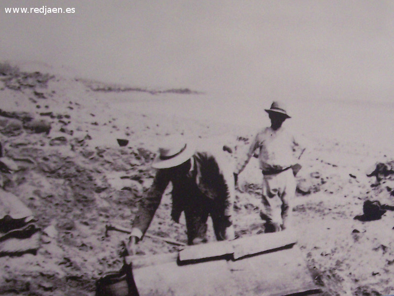 Baelo Claudia. Necrpolis - Baelo Claudia. Necrpolis. Tumba cubierta con tgolas y tejas a dos aguas. 1919