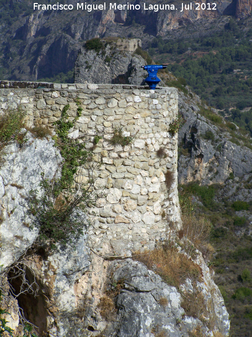 Muralla de Guadalest - Muralla de Guadalest. Torren y al fondo el Castillo de Benimantell