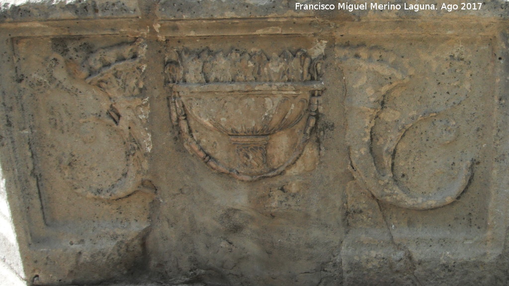 Fuente de la Plaza Vzquez de Molina - Fuente de la Plaza Vzquez de Molina. Relieve V