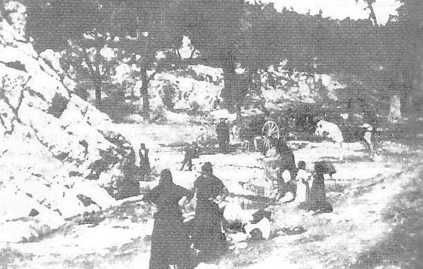 Lavadero de la Fuente de la Pea - Lavadero de la Fuente de la Pea. Cuando no se haba construido aun la caseta protectora del lavadero. El lavadero se encarg hacer en 1906