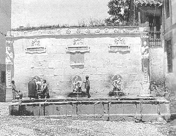 Fuente de Los Caos - Fuente de Los Caos. 1910. Se puede observar que no hay construccin ninguna detrs de la fuente