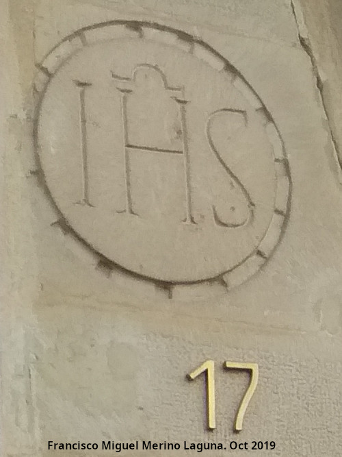 Casa de la Calle Parras n 17 - Casa de la Calle Parras n 17. Tondo izquierdo con las siglas de Jesucristo