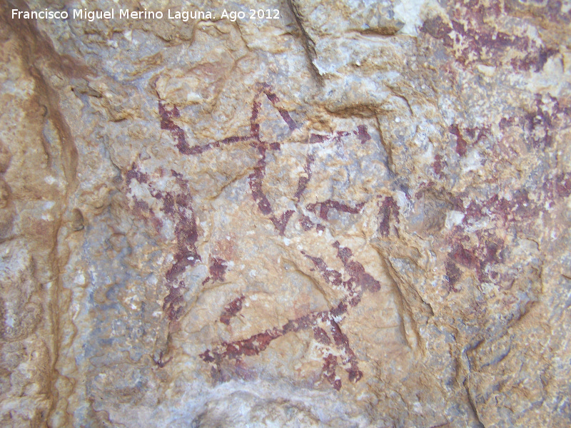 Pinturas rupestres de la Tinada del Ciervo I Abrigo I - Pinturas rupestres de la Tinada del Ciervo I Abrigo I. Arquero disparando la flecha y cnidos