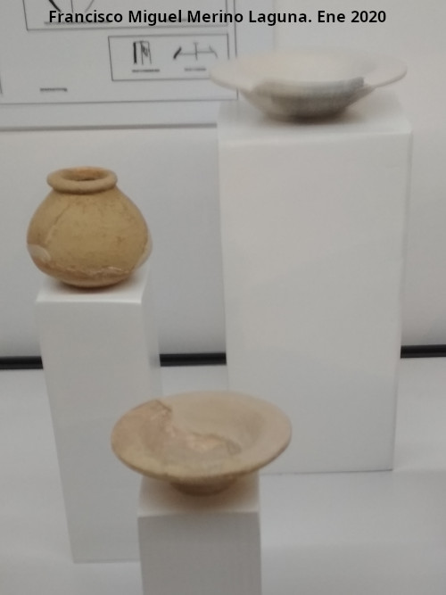 Palacio ibero del Cerro de la Merced - Palacio ibero del Cerro de la Merced. Vasos peque�os a torno sin decoraci�n. Exposici�n en el Museo Ibero de Ja�n