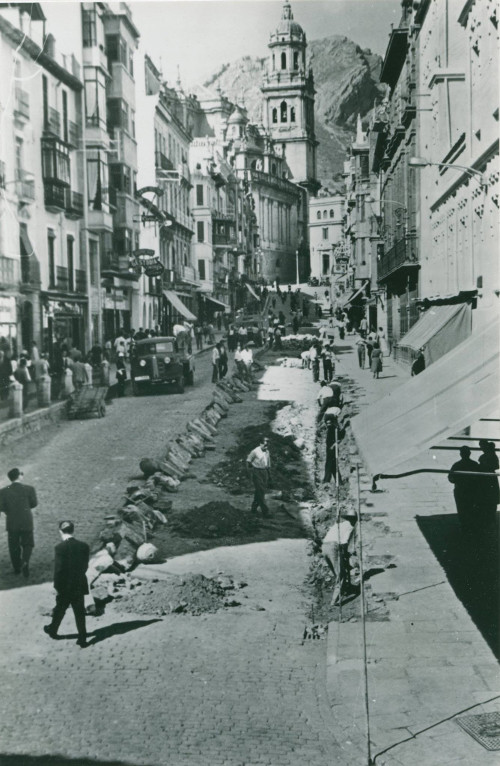 Calle Bernab Soriano - Calle Bernab Soriano. Adoquinando la Carrera. Fotografa de Archivo del Instituto de Estudios Giennenses