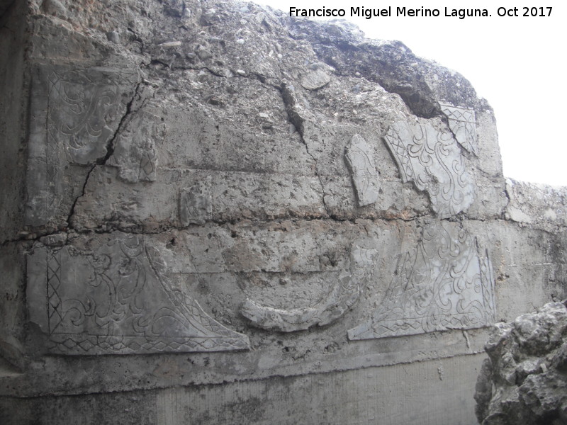 Bunkers del Cerro de las Chabolas - Bunkers del Cerro de las Chabolas. Grabado del escudo de la unidad