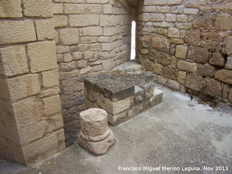 Castillo de La Guardia. Torren del Alczar Noreste - Castillo de La Guardia. Torren del Alczar Noreste. Columna y saetera