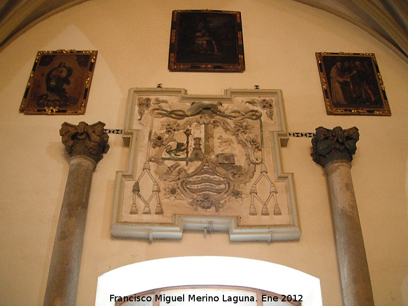 Iglesia de la Magdalena - Iglesia de la Magdalena. Escudo del Obispo Fray Benito Marn , ubicado sobre la puerta de acceso al Patio de las Abluciones en el interior de la Iglesia de la Magdalena, era del Coro de la Iglesia de San Andrs