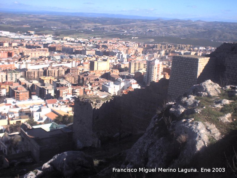 Muralla de Jan. Torren del Arco - Muralla de Jan. Torren del Arco. Se pude observar la equidistancia de los torreones.