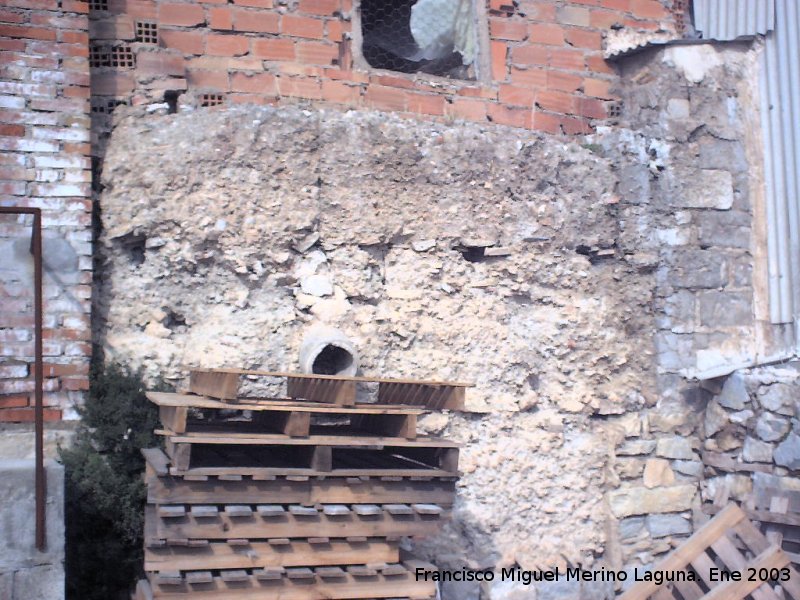 Muralla de Jan. Torren oculto - Muralla de Jan. Torren oculto. En el patio del almacn de materiales de construccin que hay en la carretera de circunvalacin y que est construido sobre la muralla. Podemos observar una construccin de tapial del grosor y direcci