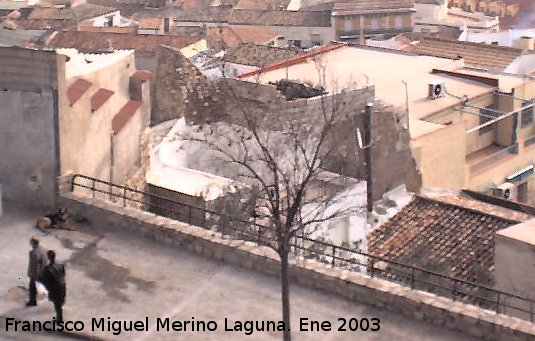 Muralla de Jan. Torren oculto - Muralla de Jan. Torren oculto. Torren oculto por petacas de obra y el arranque de la muralla hacia la carretera de circunvalacin.